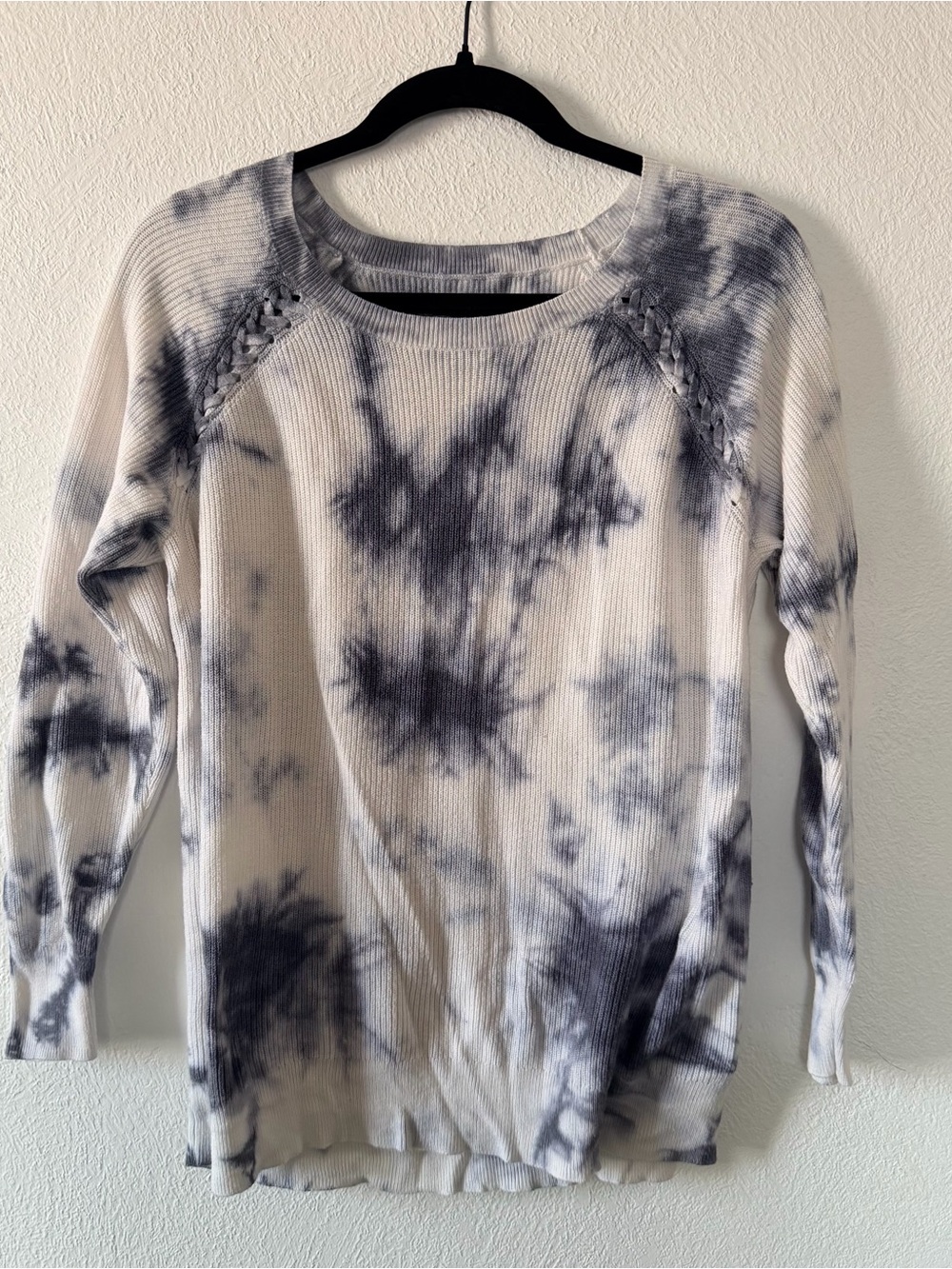 American Eagle Outfitters White and Blue Tie-Dye Ribbed Crewneck Sweater